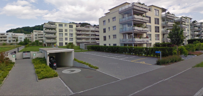 Haus 1, rechts am Rand Haus 3, Besucherparkplatz und Einfahrt Tiefgarage